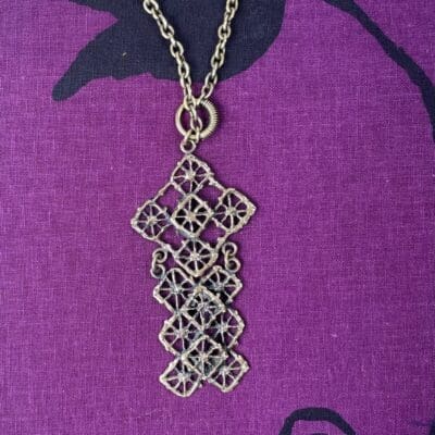 Pentti Sarpaneva Pitsi riipus pronssia 64cm