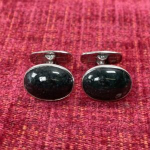 Kalvosinnapit hopeaa tummanvihreä kivi