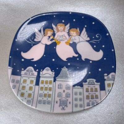 Arabia Christmas wall plate
