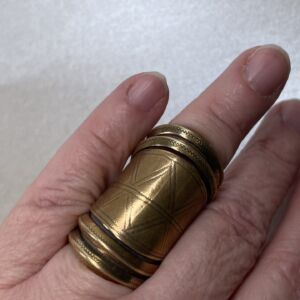 Kalevalakoru Euran muinaispuvun kilpisormus pronssia