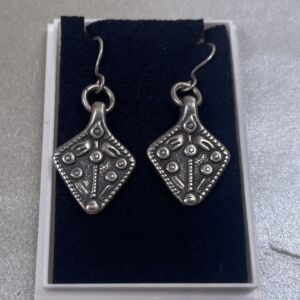 Kalevalakoru Aarrekääty korvakorut hopeaa