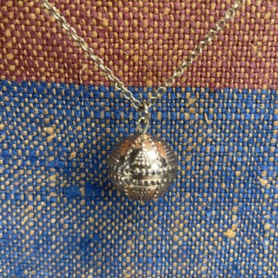 Kalevalakoru Halikon Filigraaipallo Pendant 64cm Bronze