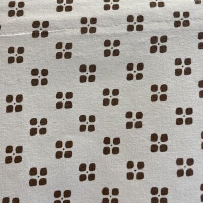 Ruskeakuvioinen pöytäliina 157x132cm