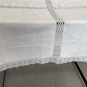 Pellavaliina pitsiä ja damastia 154x160cm