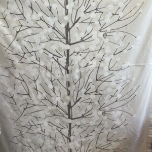 Marimekko pöytäliina Lumimarja 142x188cm luonnonvalkoinen Erja Hirvi