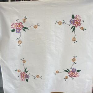 Kirjottu pöytäliina 68x68cm